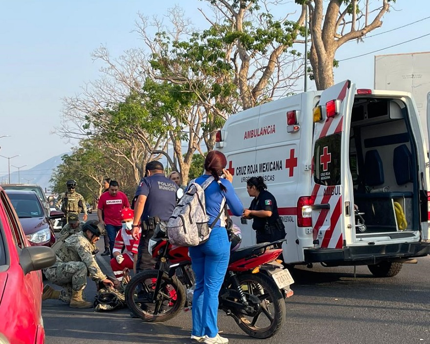 Camioneta choca contra patrulla que acudía a hecho violento en VdeA, deja dos marinos graves