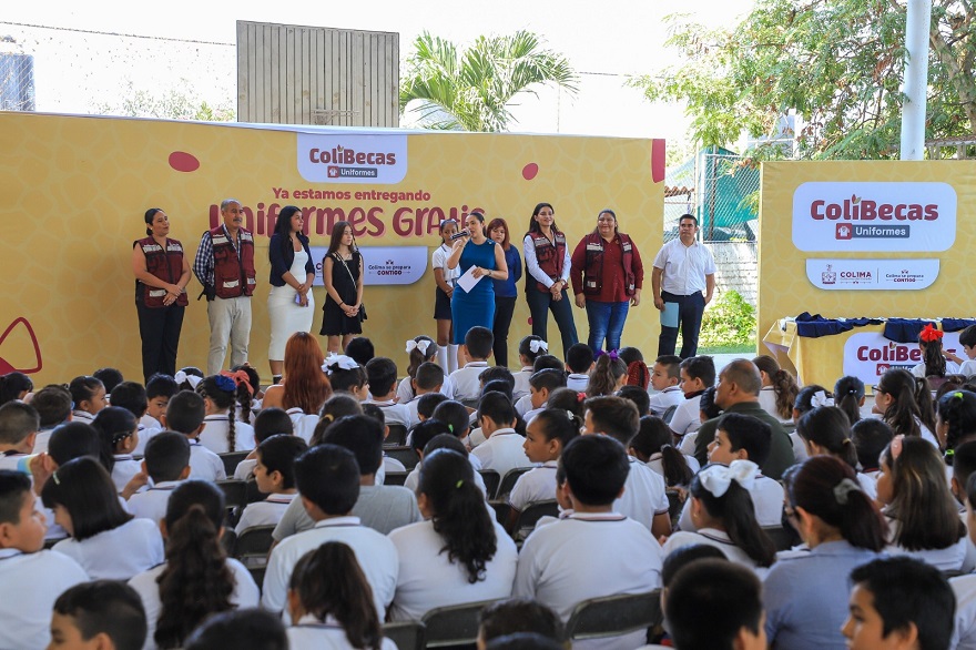 Indira entregó uniformes gratuitos en la primaria Flores Magón; más de 18 mil estudiantes beneficiados en VdeA