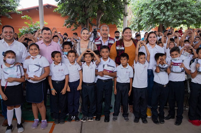 Indira entrega uniformes gratuitos en Ixtlahuacán; más 800 estudiantes reciben este apoyo en todo el municipio