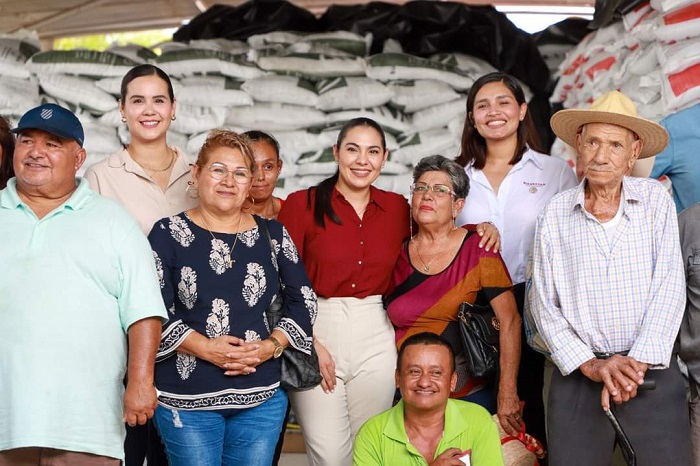 En Manzanillo, Gobernadora acompaña entrega de Fertilizantes para el Bienestar