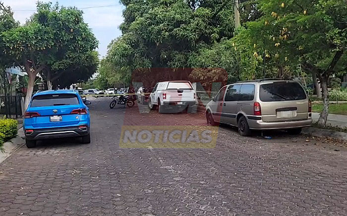 Balean a un hombre en el jardín de la colonia Jardines de Bugambilias, en Villa de Álvarez