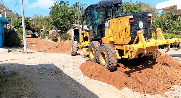 Ayuntamiento de Manzanillo, bachea calles, desazolva arroyos y mejora caminos rurales