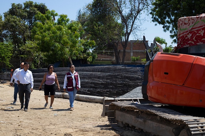 Griselda Martínez supervisa obra que el Ayuntamiento y SEDATU desarrollan en cancha de colonia Barrio Nuevo