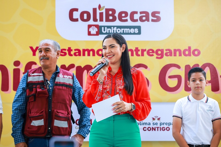 Indira entregó uniformes gratis en Cofradía de Suchitlán, programa que ayuda al ahorro familiar y la economía colimense