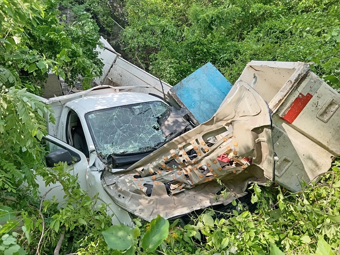 Dos lesionados deja accidente de camioneta que cayó al río Armería