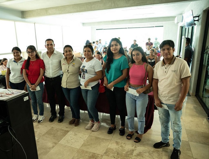 Entrega alcaldesa de Manzanillo apoyos económicos a familias en condiciones vulnerables y a estudiantes por movilidad académica