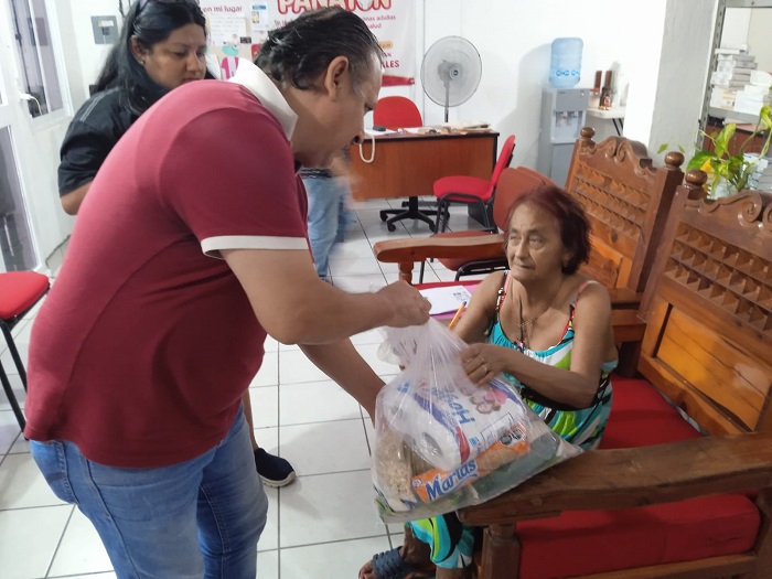 IAAM apoya a personas adultas mayores de Manzanillo, para cubrir sus necesidades básicas