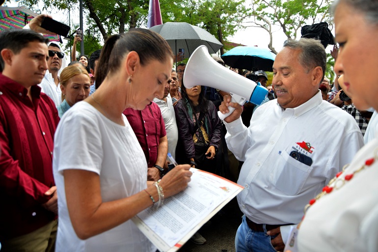 Claudia Sheinbaum recibe solicitud de apoyo del STSGE, sin comprometerse