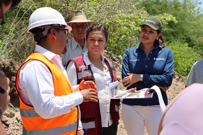 Marisol Neri y Viri Valencia supervisan línea de conducción de agua potable en Tepames