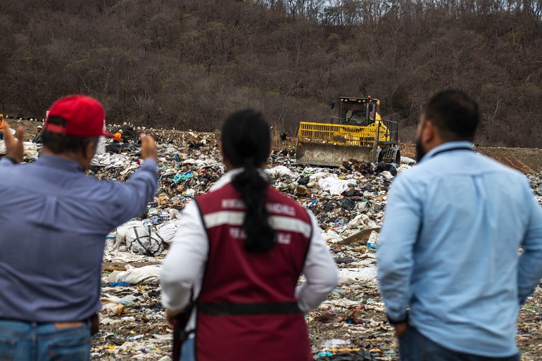 Griselda Martínez supervisa obra que le extenderá la vida útil al relleno sanitario