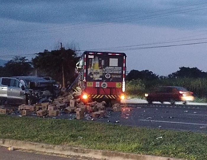 En fuerte accidente en el Libramiento Sur, resultan tres personas lesionadas