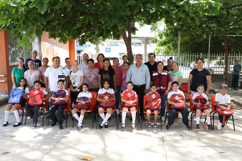 Gobierno del Estado entrega casi 6 mil Mochilas y Útiles gratis en Colima; son más de 16 mil en este municipio