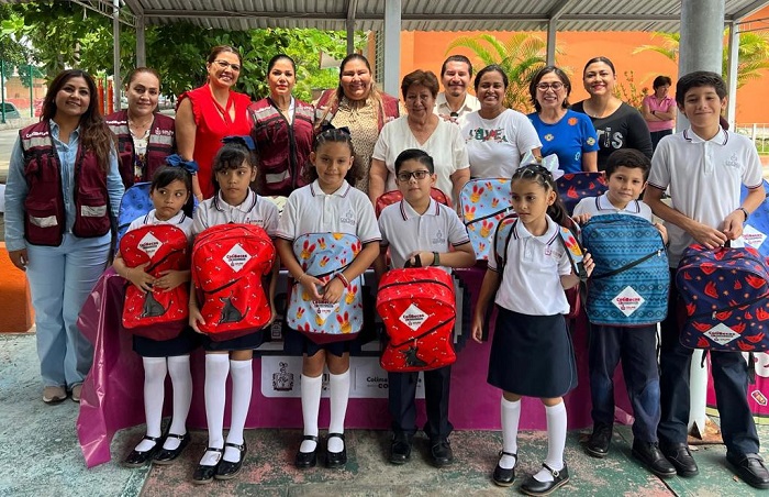 Más de 1,700 estudiantes de Colima capital reciben este miércoles ColiBecas Mochilas y Útiles gratis