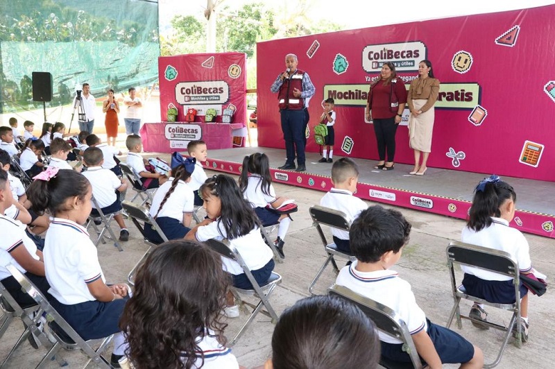 Gobierno de Colima sigue entregando ColiBecas Mochilas y Útiles; ahora tocó el turno a estudiantes de Minatitlán