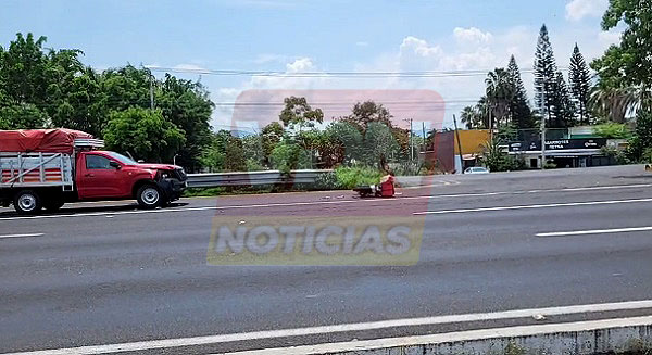 Grave motociclista arrollado por camioneta en la carretera a Tecomán