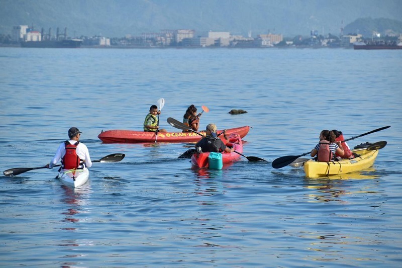 Niñas, niños y adolescentes a cargo del DIF Estatal Colima pasean en kayak, en Manzanillo