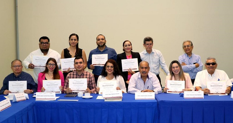 Secretaría de Educación entrega reconocimientos a docentes colimenses