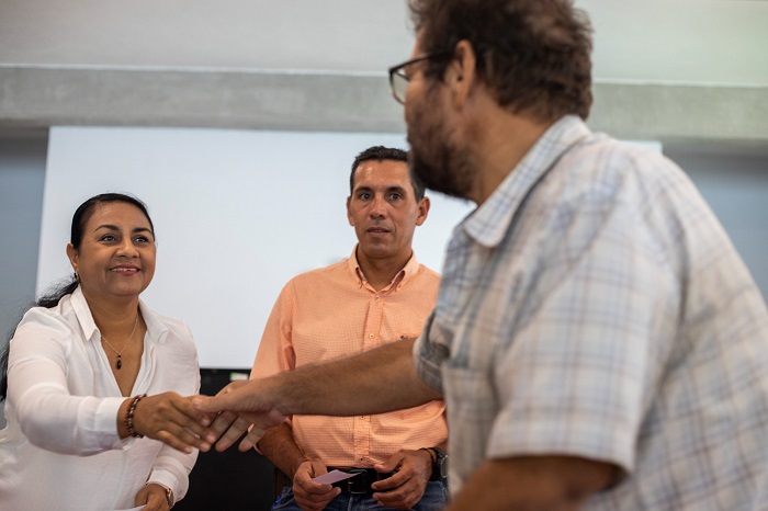 Griselda Martínez entrega apoyos sociales, para movilidad estudiantil y para el deporte