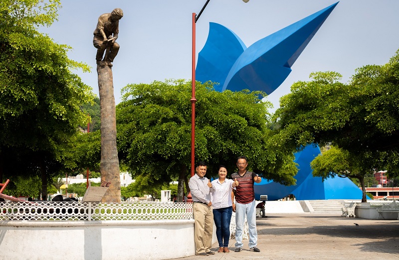 Ayuntamiento de Manzanillo coloca esculturas para adornar Manzanillo