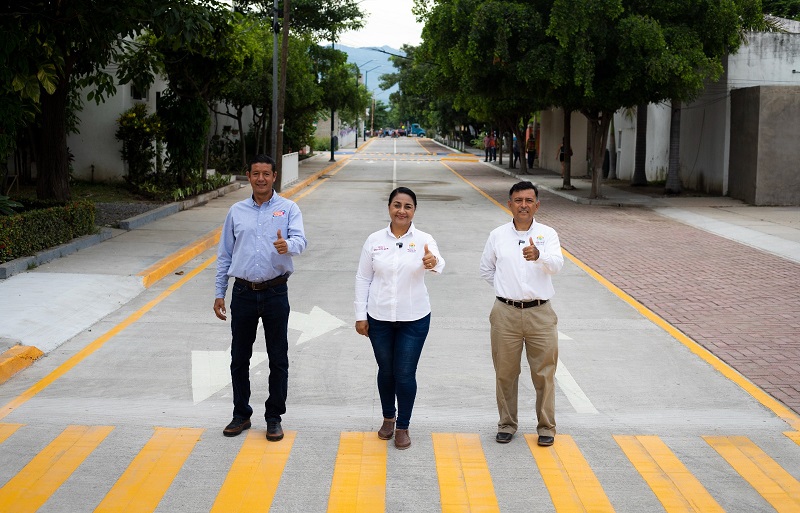 Griselda Martínez entrega otra calle más pavimentada con concreto hidráulico, es la Octavio Paz en Salagua