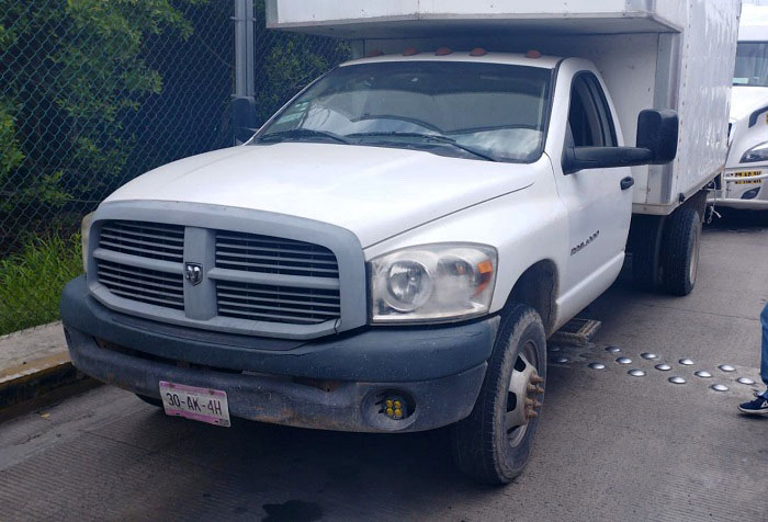 Muere al parecer de un infarto conductor de camioneta en la ruta fiscal de la Aduana en Manzanillo