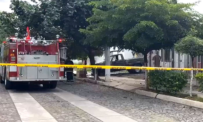 Balean fachada e incendian camioneta y motocicleta en Bosques del Sur, en Colima