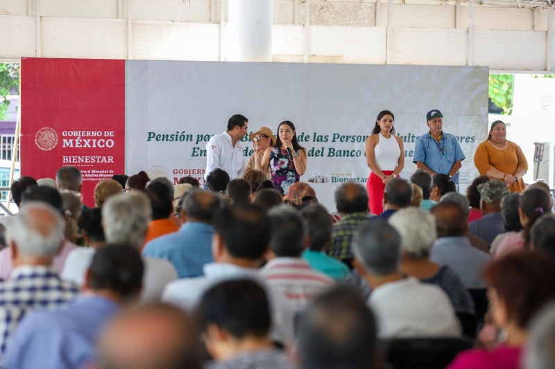 Indira Vizcaíno y Viri Valencia entregan tarjetas de Pensión para el Bienestar