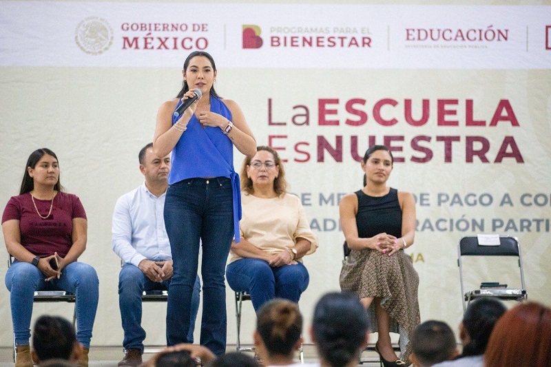 Gobernadora acompaña entrega de tarjetas ‘La Escuela es Nuestra’ en Tecomán
