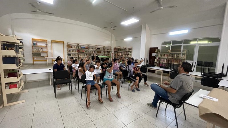 Felices niñas y niños en el curso de verano que ofrece el Ayuntamiento de Manzanillo en Biblioteca municipal de Campos