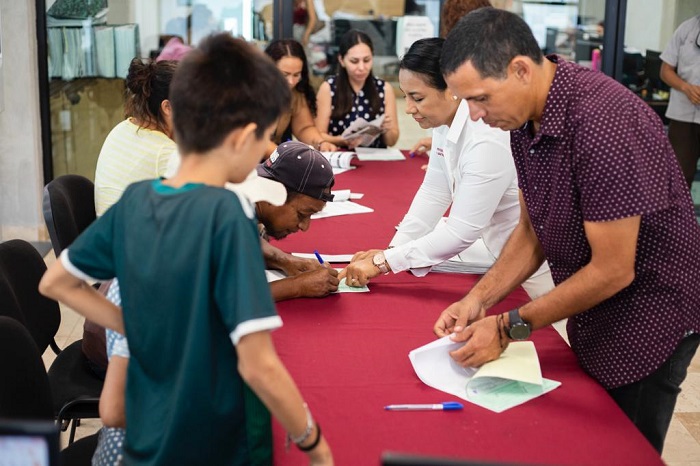 Griselda Martínez dio apoyo a 29 familias manzanillenses