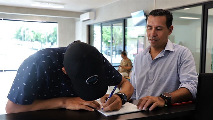 El Ayuntamiento de Manzanillo apoya a joven, acudirá a evento internacional de “bodyboard”