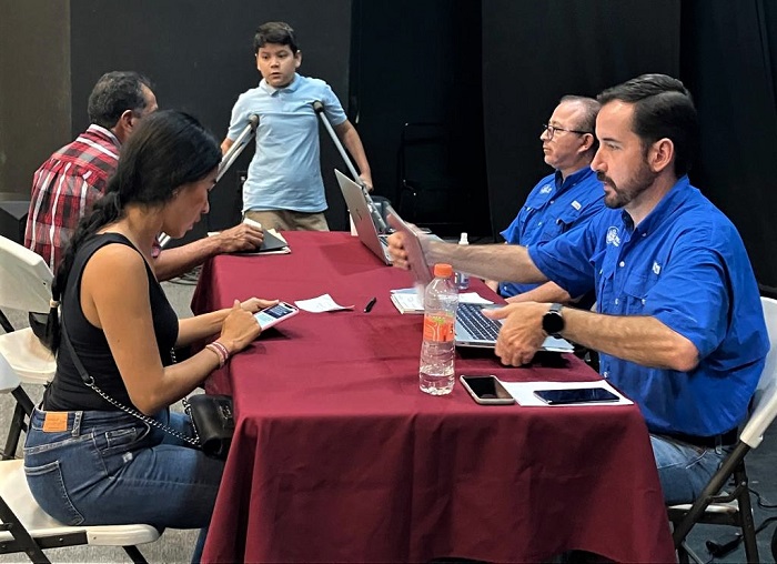 A invitación del Ayuntamiento, Consulado Americano atendió a manzanillenses