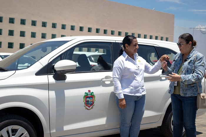 Griselda Martínez entrega vehículo nuevo para funciones de PRONNA