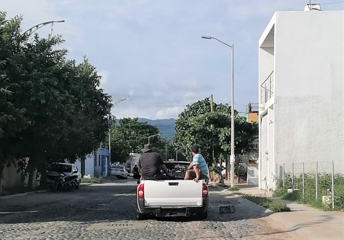 Ayuntamiento de Manzanillo sorprende y multa a personas por tirar escombro en la vía pública