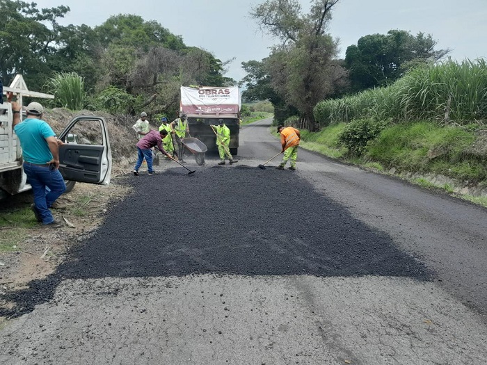 Seidum da mantenimiento a carreteras de Cuauhtémoc y Comala