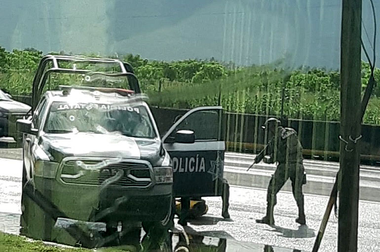 Tras persecución elementos de seguridad logran detener a una persona en la carretera a Tecomán