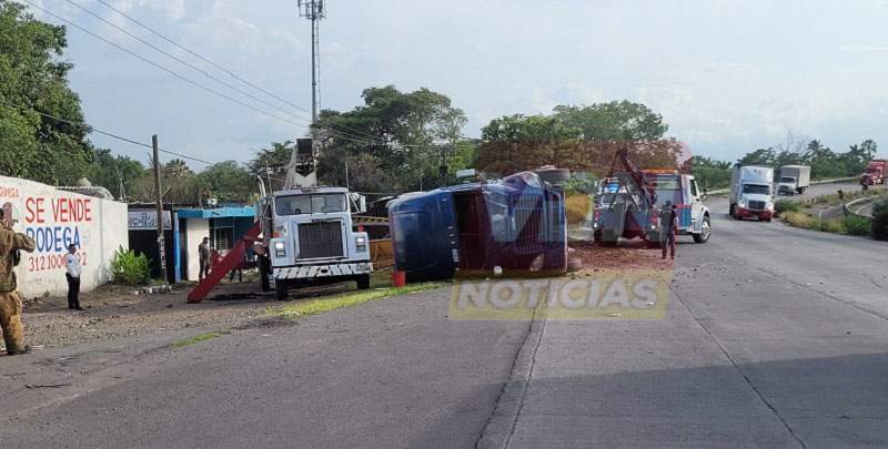 Vuelca tráiler por el Crucero de la Muerte, cerca de la glorieta del Costeño, en Colima