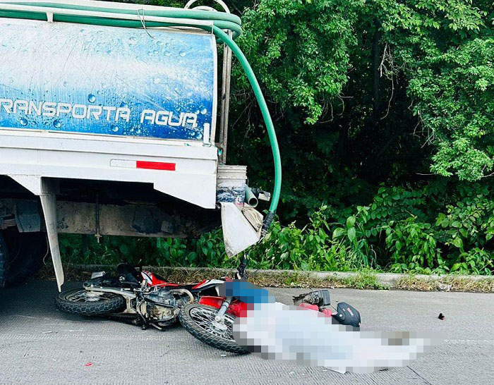 Muere motociclista al impactarse contra camión transportador de agua en Colima