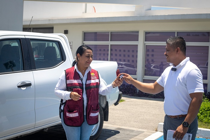 Griselda Martínez hace entrega de vehículo nuevo para taller municipal