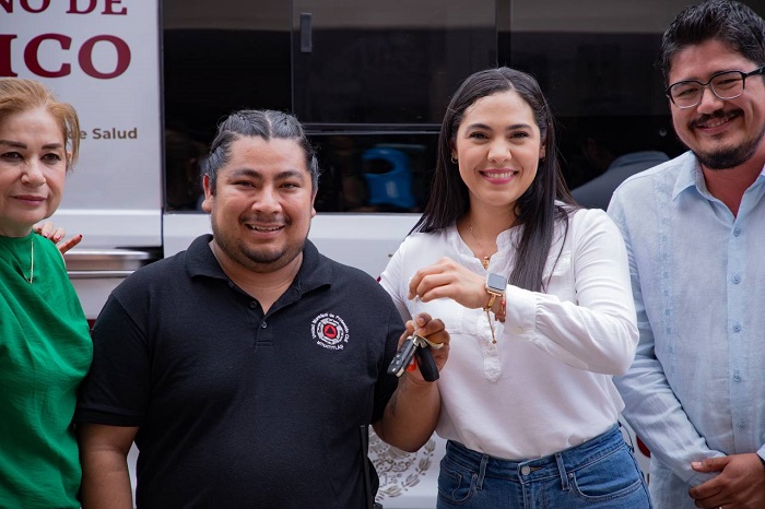 Indira Vizcaíno entregó ambulancia a la UMPC de Minatitlán