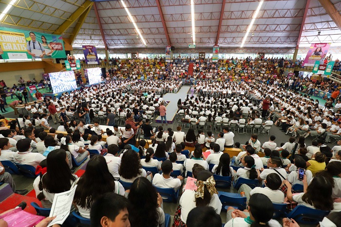 Casi 1 mil 900 estudiantes de Secundaria reciben sus ColiBecas Computadoras gratis, este viernes