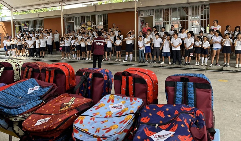 Gobierno de Colima entregó casi 4 mil mochilas gratis este viernes en Manzanillo e Ixtlahuacán