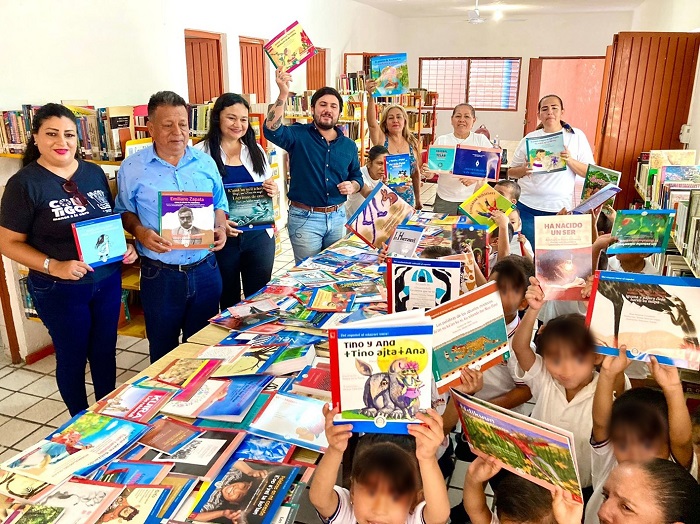 Subsecretaría de Cultura entrega nuevos libros SEP Centenario a bibliotecas de Colima