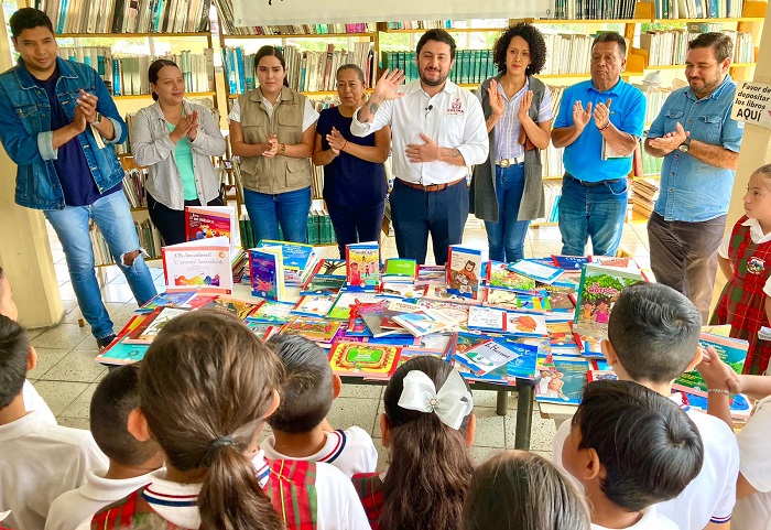 Cultura Colima fomenta la lectura en niñez y juventud de los diez municipios, con libros nuevos y de calidad