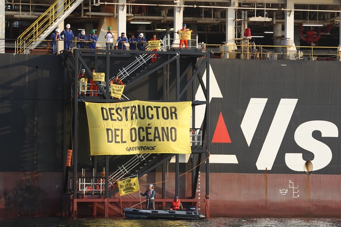 Greenpeace sube al barco minero Hidden Gem, fondeado en Manzanillo, para señalar públicamente que es un “destructor de los océanos”