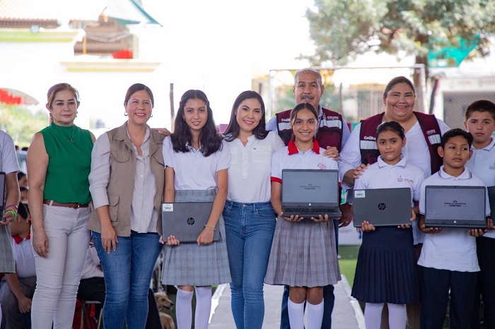 218 estudiantes de secundaria en Minatitlán recibieron ColiBecas computadoras gratuitas, este jueves