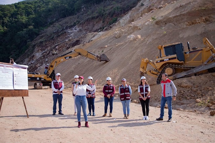 Indira da banderazo a obra para reconstruir carretera Villa-Minatitlán afectada por derrumbes en 2021