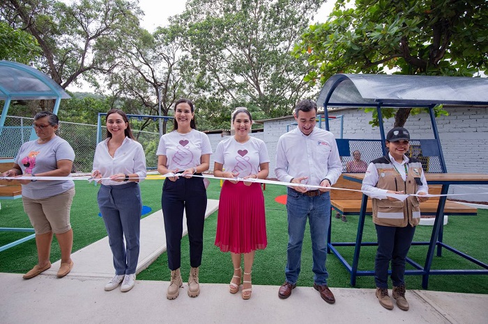 Indira entregó rehabilitación de jardín en Ejido Francisco Villa, en Manzanillo