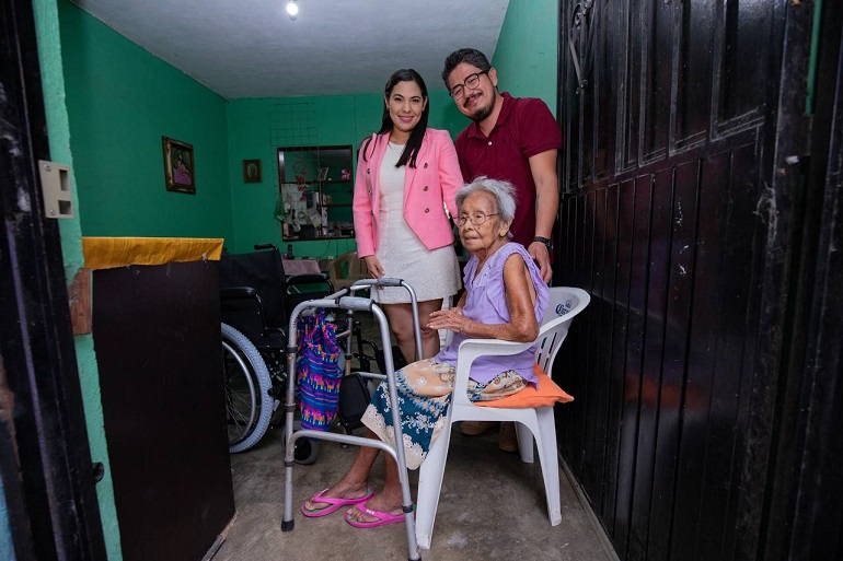 Gobernadora Indira entregó sillas de ruedas en Villa de Álvarez y Colima