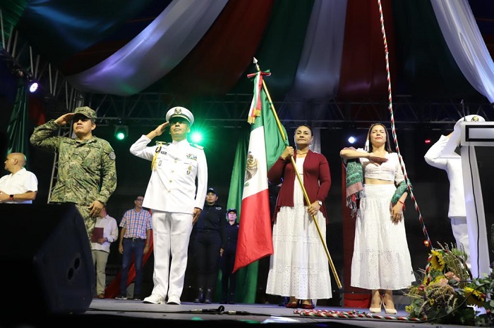 ¡Viva la soberanía popular!, vitorea Griselda Martínez, al encabezar ceremonia por el 213 Aniversario de Independencia de México